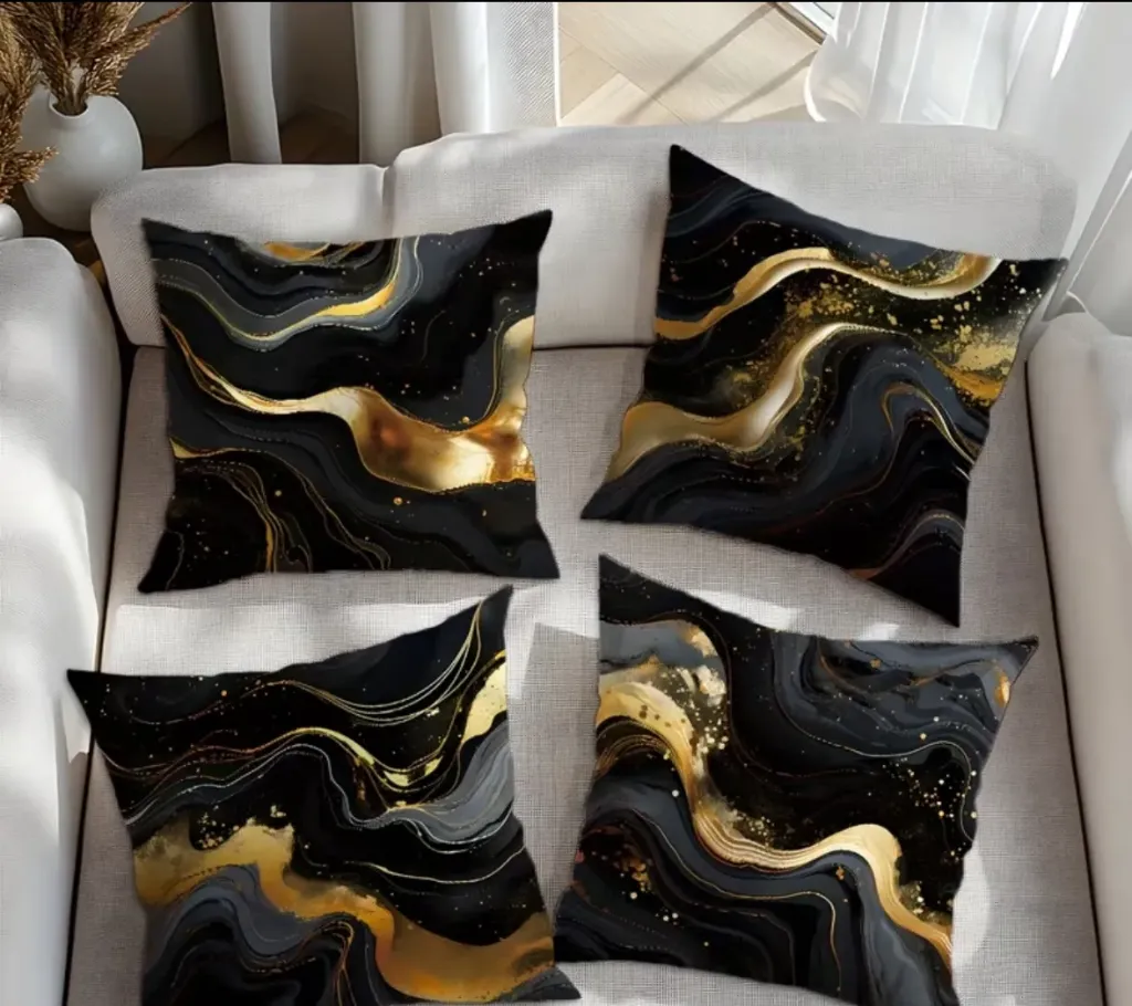 Pute i svart med gullmønster - 45x45
