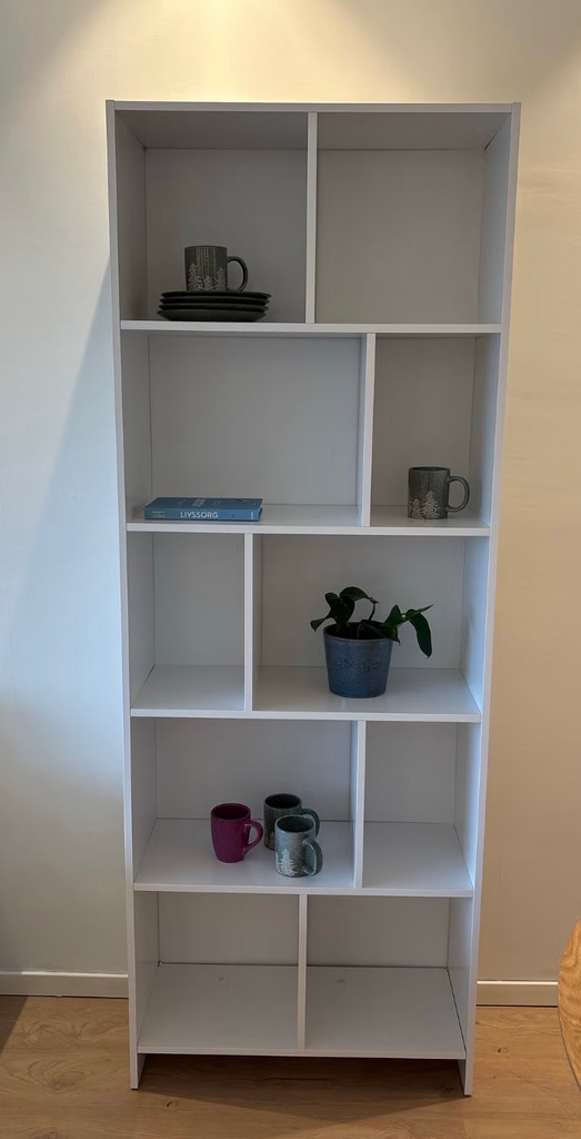 Elegant pyntehylle med inndelte rom